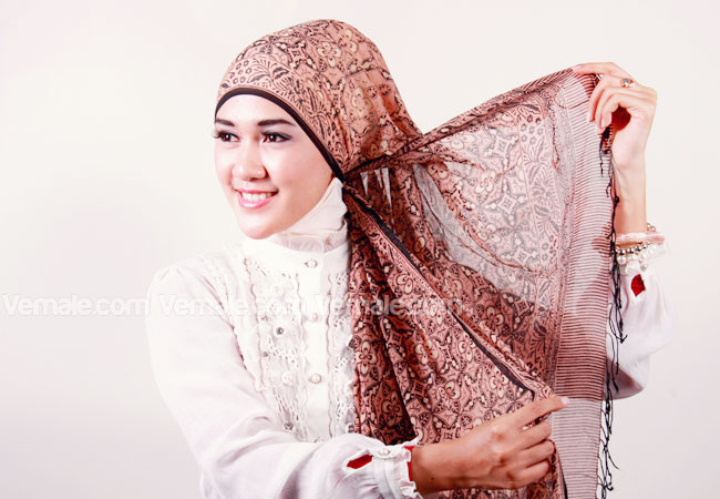 dress hijab dengan kain batik