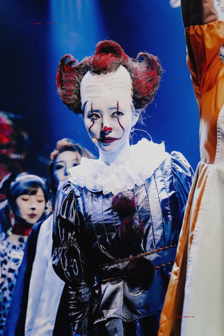 할로윈 기념 페니와이즈 코스프레 했던 여돌 | 인스티즈