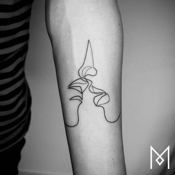 Imagen de Tatuaje lineal para una modelo