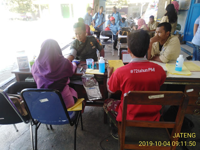 Babinsa Ceper dan Mahasiswa Polman Lakukan Donor Darah