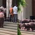 Nggak Kebagian Shaf, Aksi Remaja Salat di Tangga Masjid Tuai Perdebatan