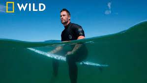      Chris Hemsworth investiga los ataques de tiburones en National Geographic