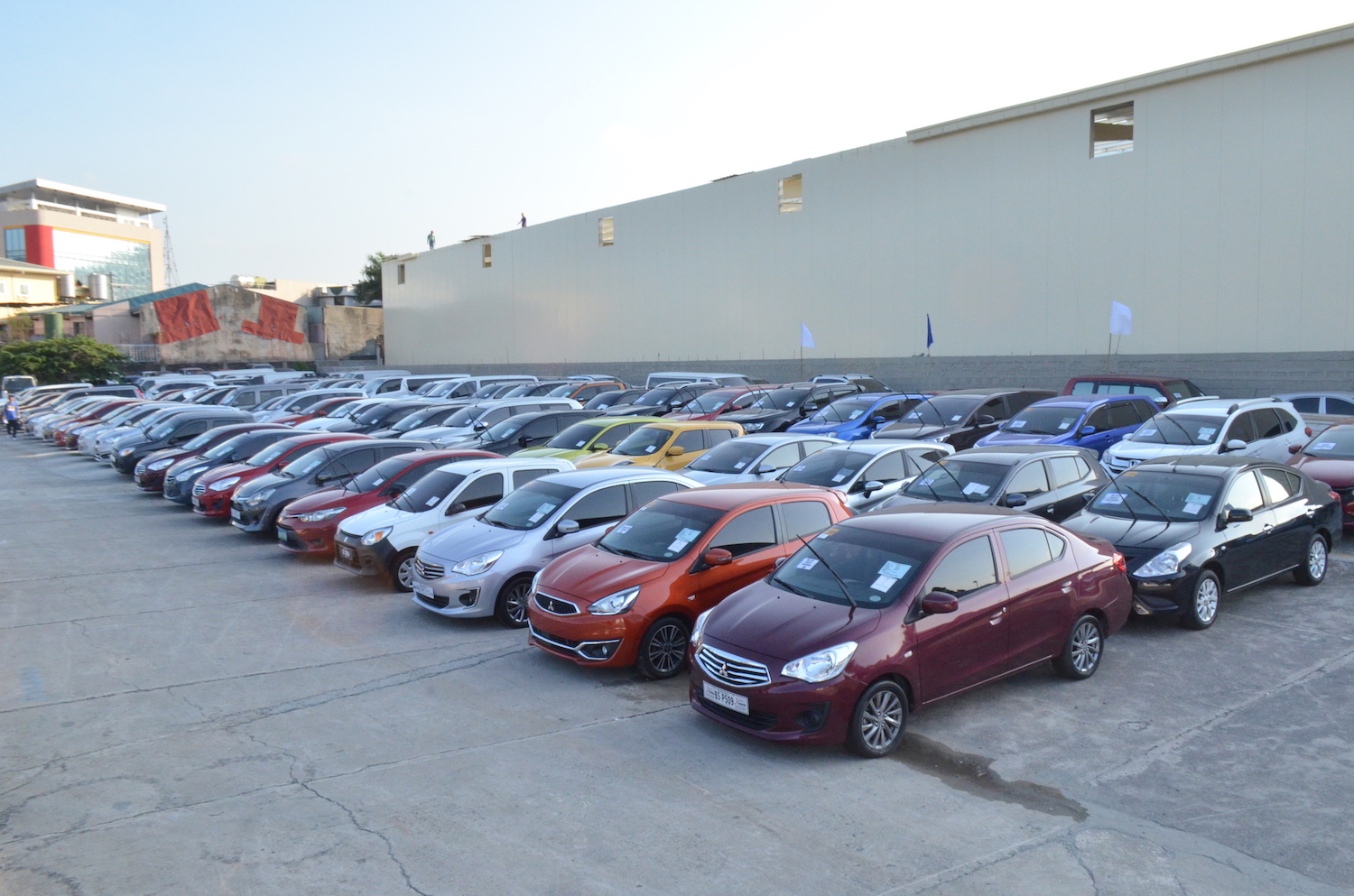 автомобильные аукционы. рынок автомобилей. аукцион машин. стоянка машин. автомобильные аукционы.