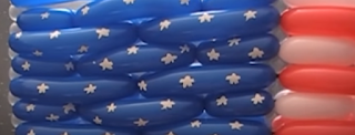 Amerikanische Fahne aus Luftballons modelliert.