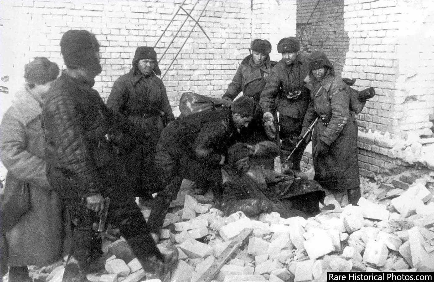 A German sniper captured by Red Army men.