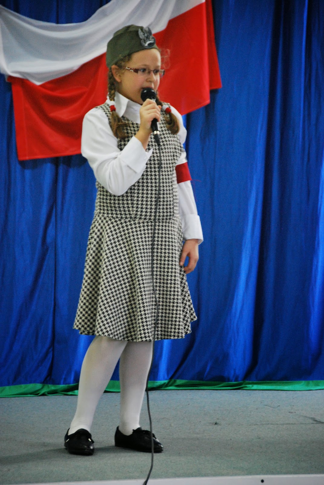 Dziewczyna Z Granatem W Ręce Dziewczyno W Zielonej Sukience Malachitowy las: Dziewczyna z granatem w wykonaniu dzieci i młodzieży