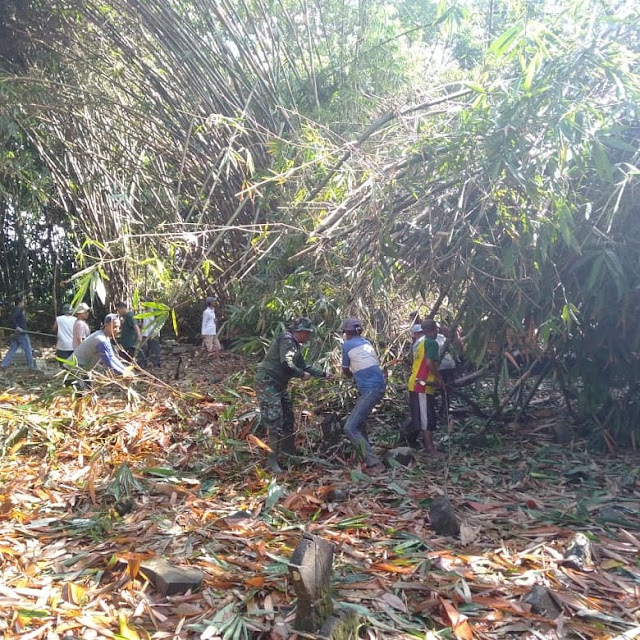 Babinsa Koramil 12/Manisrenggo Bersama Warga Gotong Royong Antisipasi Bencana