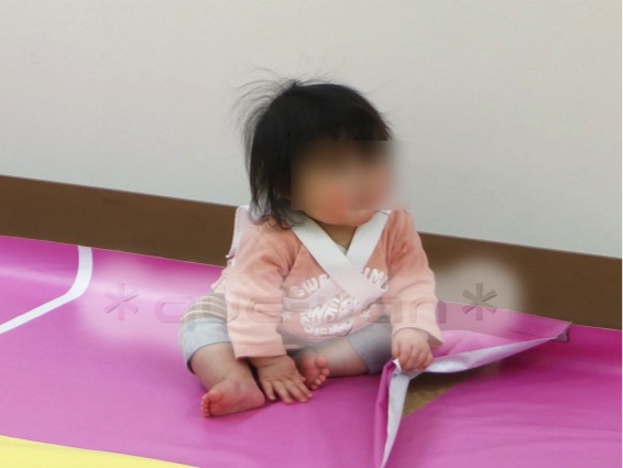 アカチャンホンポハイハイレースのはずが…おすわりして遊んでいます アカチャンホンポハイハイレースのはずが…おすわりして遊んでいます