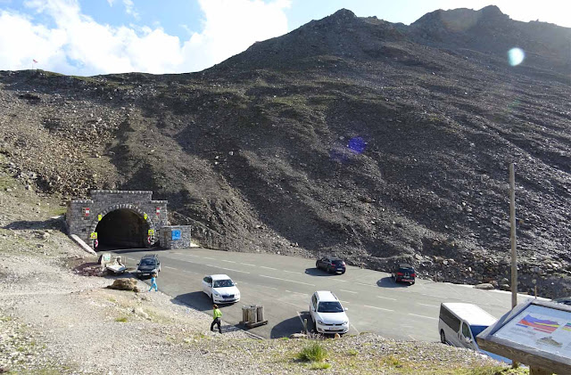 Viele Autos parken am Hochtor Tunnel. berge mit Geröll Sonne