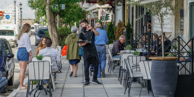 Νέα μέτρα: Τι ισχύει με τη μάσκα όταν βγαίνουμε σε καφέ και εστιατόρια  
