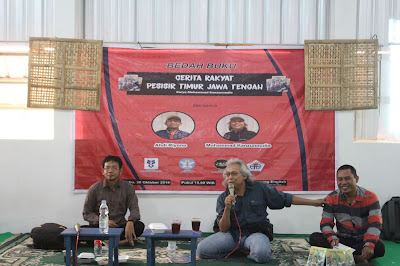 DISKUSI: Penulis buku dan narasumber lain sedang membahas cerita-cerita rakyat di Kampung English Desa Temulus, Kecamatan Mejobo.