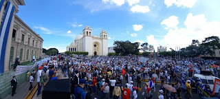 Manifestantes salvadoreños protestan nuevamente contra el Gobierno de Nayib Bukele en El Salvador
