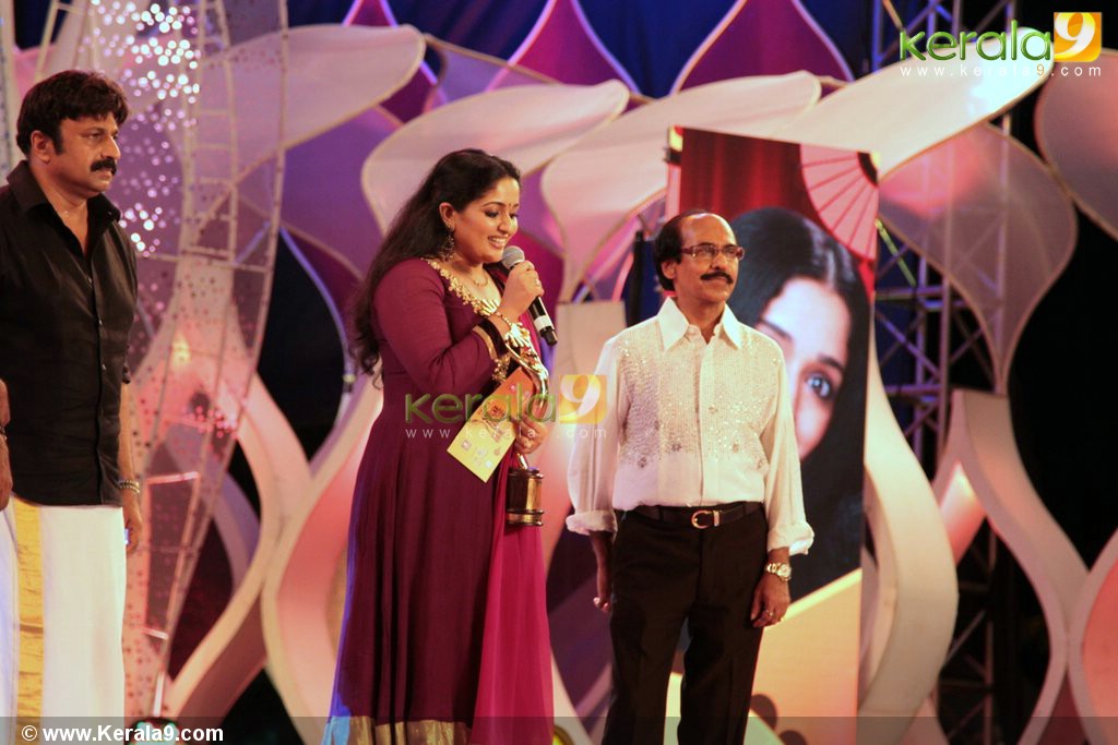 . kavya madhavan at surya tv film awards 2012 pictures