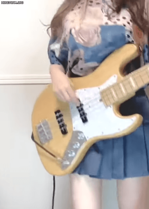 묵직하게 베이스 치는 여자