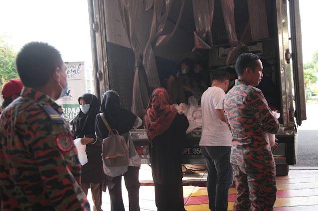 Volunteer MVM Agihan Ayam Syawal Bersama Uncle Kentang