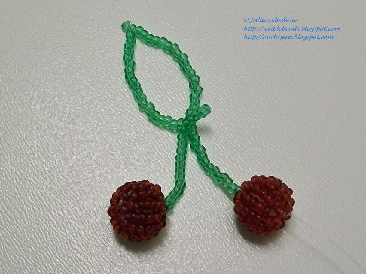 Вишня из бисера мастер класс. Кольцо из бисера с вишенками. Как сделать вишенку из бисера. Как сделать вишенку из бисера. Брошь вишня.