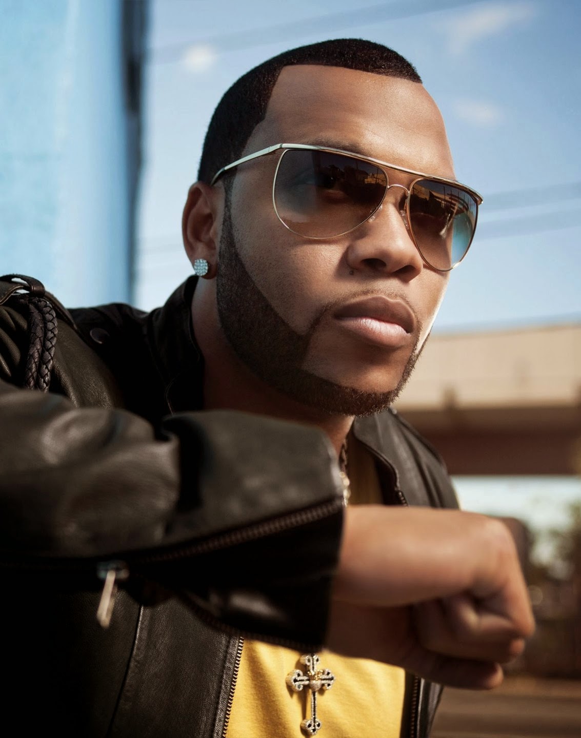 El Lavadero de las Muñecas: FLO RIDA SE UNE A A-ROMA EN EL TEMA 'A PRAYER'