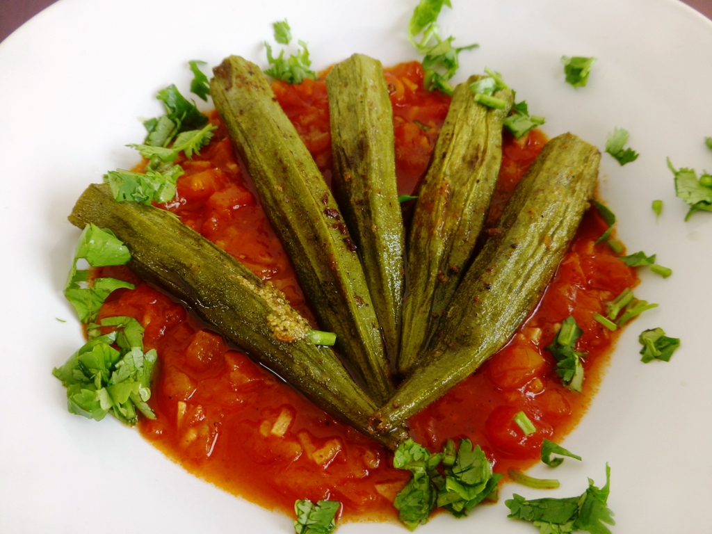 Spaces and Spices: Gebackene Okra mit Tomaten und Ingwer / Baked Okra ... Spaces and Spices: Gebackene Okra mit Tomaten und Ingwer / Baked Okra ...