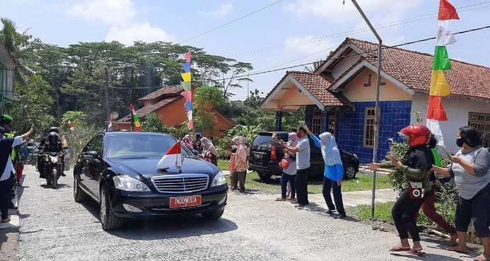 Kunjungi Cilacap, Jokowi Lempar Kaus dan Masker dari Dalam Mobil