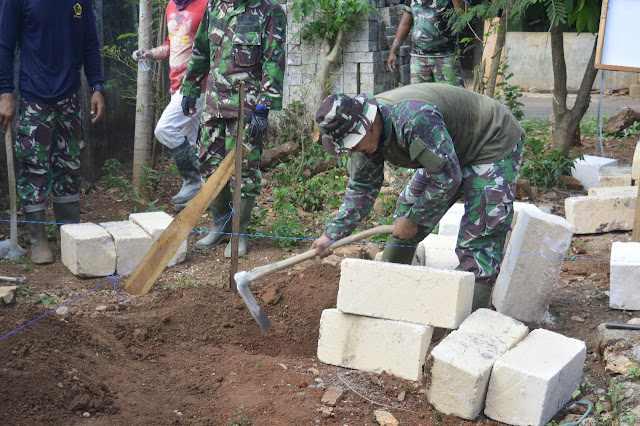 Satgas TMMD Buat Kagum Warga, ahli Pegang Sekup dan cangkul Lamongan, -Personil TNI yang selama ini dikenal piawai memegang senjata membuat kagum warga di Lokasi TNI Manunggal Membangun Desa (TMMD), karena juga piawai memegang sekup dan cangkul saat membuat adonan semen untuk pembangunan RUTILAHU Warga setempat karno salah satu warga yang mendapatkan RUTILAHU, di Tebluru, mengatakan mahir pegang senjata tentu bukan sesuatu yang aneh jika dilakukan oleh Tentara, karena mereka ini memang benar-benar terlatih secara profesional, berbeda saat tentara mahir juga memegang sekop dan cangkul tentu menarik. Saya sangat kagum dengan bapak-bapak tentara ini, ternyata bukan hanya mahir dalam pegang senjata, tetapi juga mahir pegang sekop dan cangkul, ini luar biasa,” katanya, yang juga ikut bekerja pemasangan bata putih. Dijelaskan dia, pemasangan bata putih jalan ini relatif cukup cepat perkembangannya karena berkat adanya program TMMD dengan melibatkan partisipasi masyarakat sekitar lokasi TMMD ke-109, Kodim 0812/Lamongan maka pembangunan RUTILAHU ini cepat selesainya. Para anggota TNI ini sangat mahir dan cekatan dalam bekerja, anggota satgas TMMD ini memainkan sekop dan cangkul saat membuat adonan semen dan pasir untuk pembuatan pemasangan bata putih yang menjadi salah satu sasaran fisik TMMD 109. (Jayak)