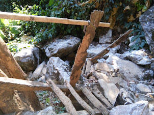Dangerous ladder among boulders to reach Pha Thao caves.