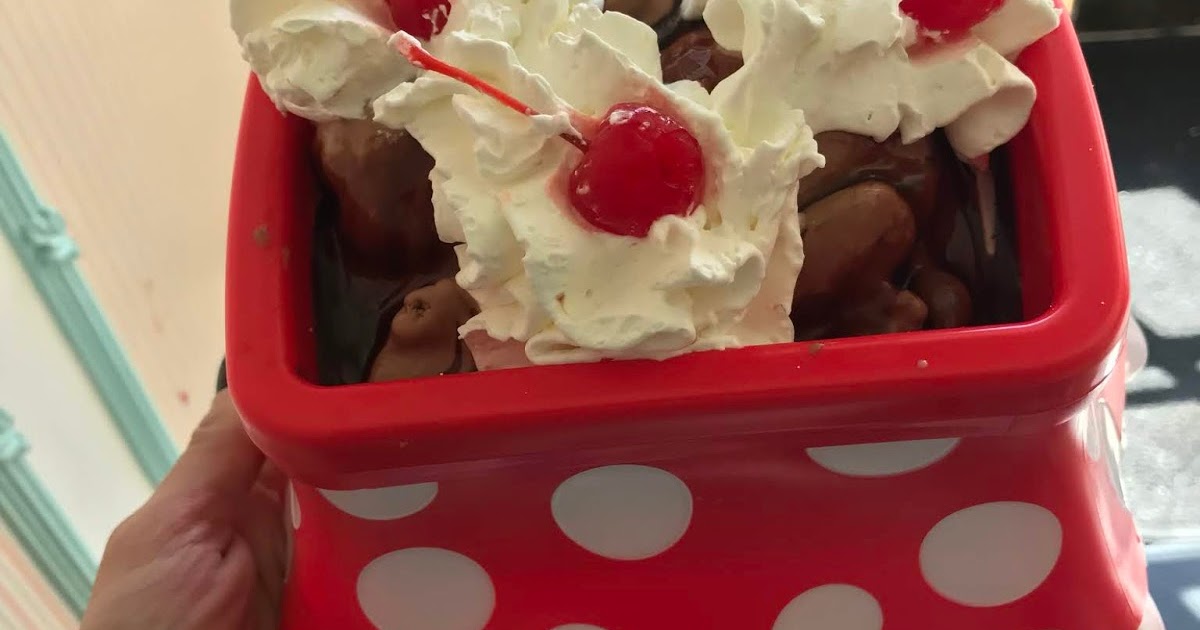 Plaza Ice Cream Parlor Mickey's Kitchen Sink Sundae e Minnie's