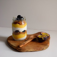  Cheesecake no copo de maracujá e mirtilos