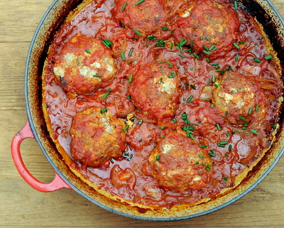 Skillet Burgers with Tomato Gravy ♥ KitchenParade.com, bun-free and on the table in an hour with pantry ingredients. Low Carb. High Protein. Weight Watchers Friendly.