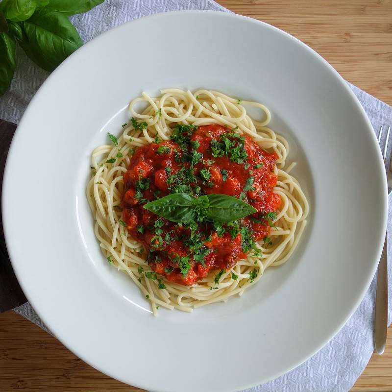 Nudeln mit Wurst und Tomatensosse oder Spaghetti alla Bolognese ...