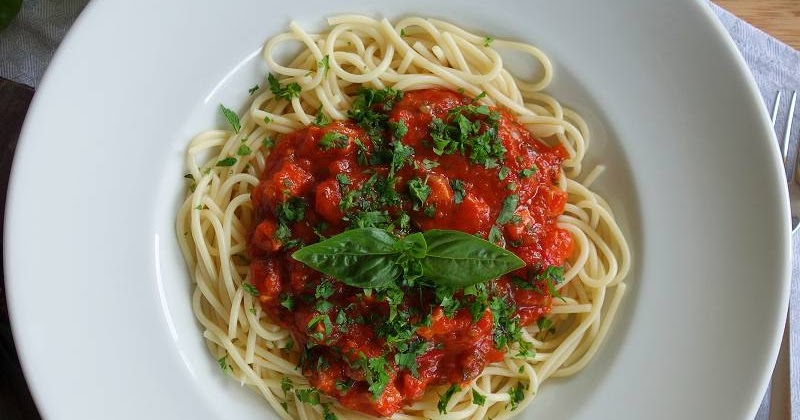 Nudeln mit Wurst und Tomatensosse oder Spaghetti alla Bolognese ...