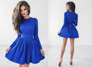 девушка в синем платье