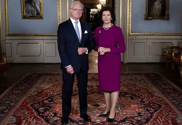 King Carl Gustaf took part digitally with a pre-recorded speech in the Nobel 2020 ceremony. Queen Silvia wore a burgundy dress. Pearl necklace