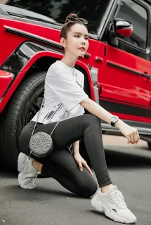 Hoa hậu Huỳnh Vy phối đồ thể thao cùng túi hiệu