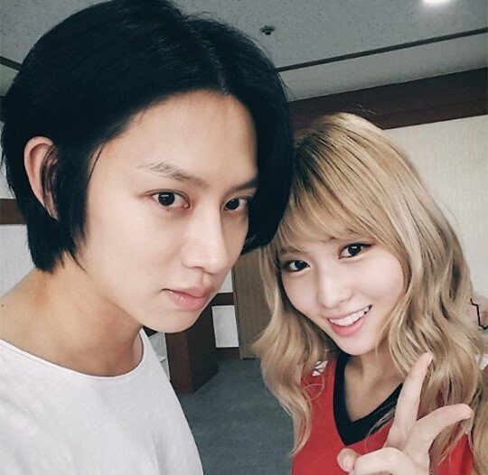 Heechul & MOMO Pose Together! | Daily K Pop News