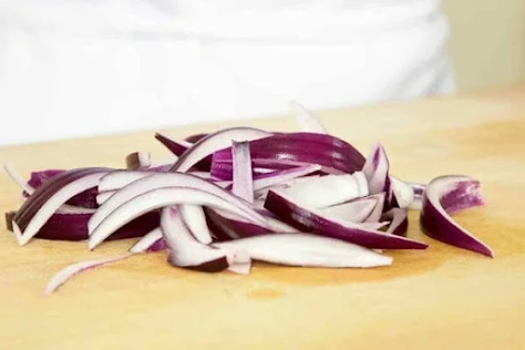 cut-the-onion-into-thin-slices