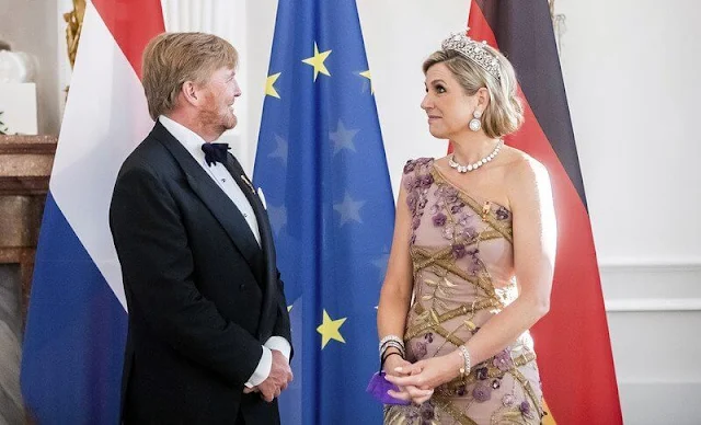 Queen Maxima wore an embroidered gown by Jan Taminiau, and gold leather sandals by Gianvito Rossi. Begum Khan evening bag. Stuart Tiara