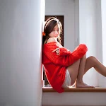 Kim Ha Yul in red sweater and white shorts Foto 5