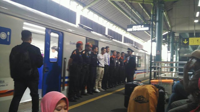 travelling hemat dan cepat sampai dengan naik kereta