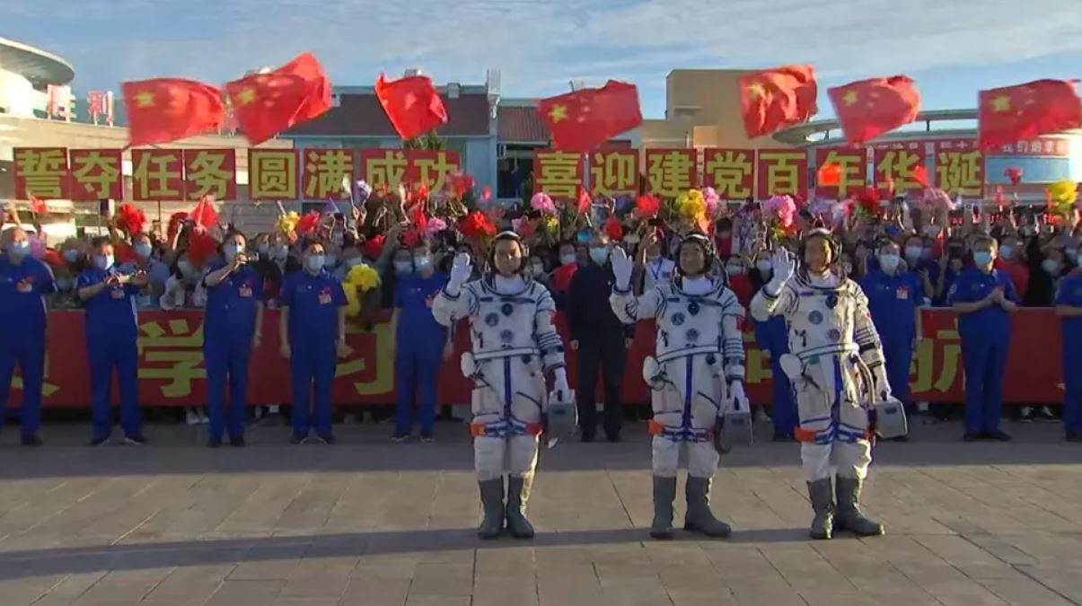 Çin, yeni uzay istasyonuna ilk astronotlarını gönderdi. Üç astronot Long March 2F roketinin tepesinde bir Shenzhou uzay aracının içinde fırlatıldı.