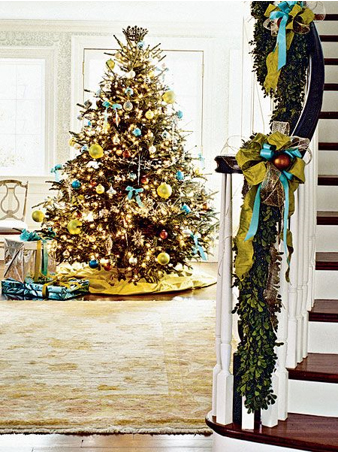 como decorar las escaleras y el árbol de navidad, decoración de árbol y escaleras navideñas, ideas frescar para decorar el arbol de navidad, ideas frescas para decorar las escaleras en navidad