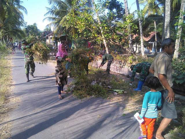 Antusiasme PKK Desa Jimbung Bersihkan Jalan TMMD Reg 105 Kodim Klaten   