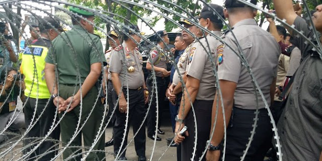 Anggota TNI Dan Kepolisian Melakukan Penjagaan Ketat Untuk KPU