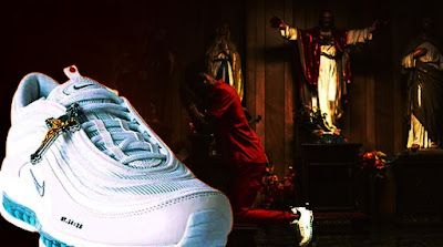 Lanzan “tenis de Jesús” con agua bendita en la suela y se agotan