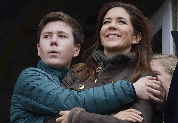 Princess Josephine wore a new light blue blazer by Zara. Crown Princess Mary wore a brown wax jacket gold button and wool trousers