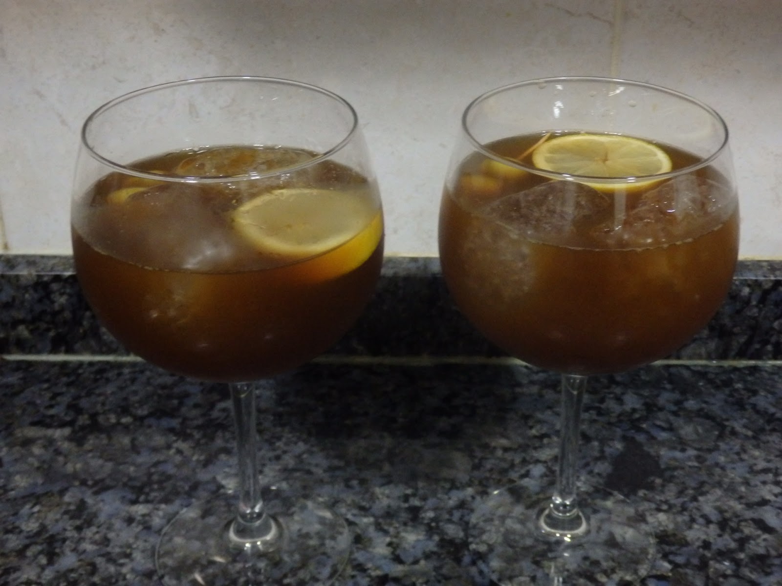 OSUKAA IS COOKING COCKTAIL DE VERMUT NEGRO, GINEBRA Y ZUMO DE NARANJA
