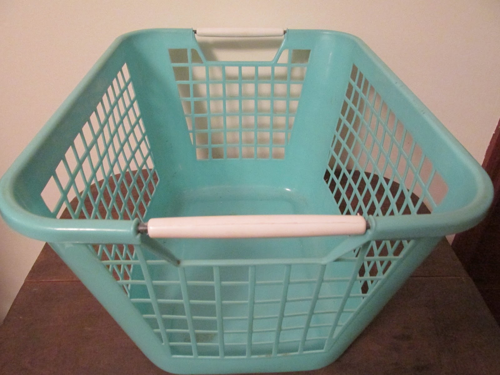 The Retro Redhead Vintage Rubbermaid Turquoise Laundry Basket