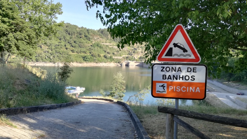 Placa da Zona de banhos e Piscina Placa da Zona de banhos e Piscina