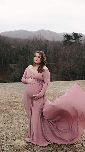 How should I dress for a maternity photo shoot?