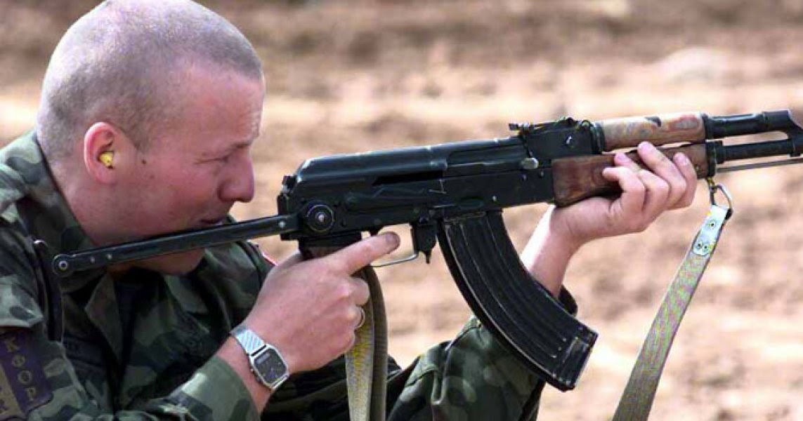 Ак мс. АКМС 47 В Чечне. AKMS GBB. АКМС 74 ВДВ. Солдат с автоматом АК 74.