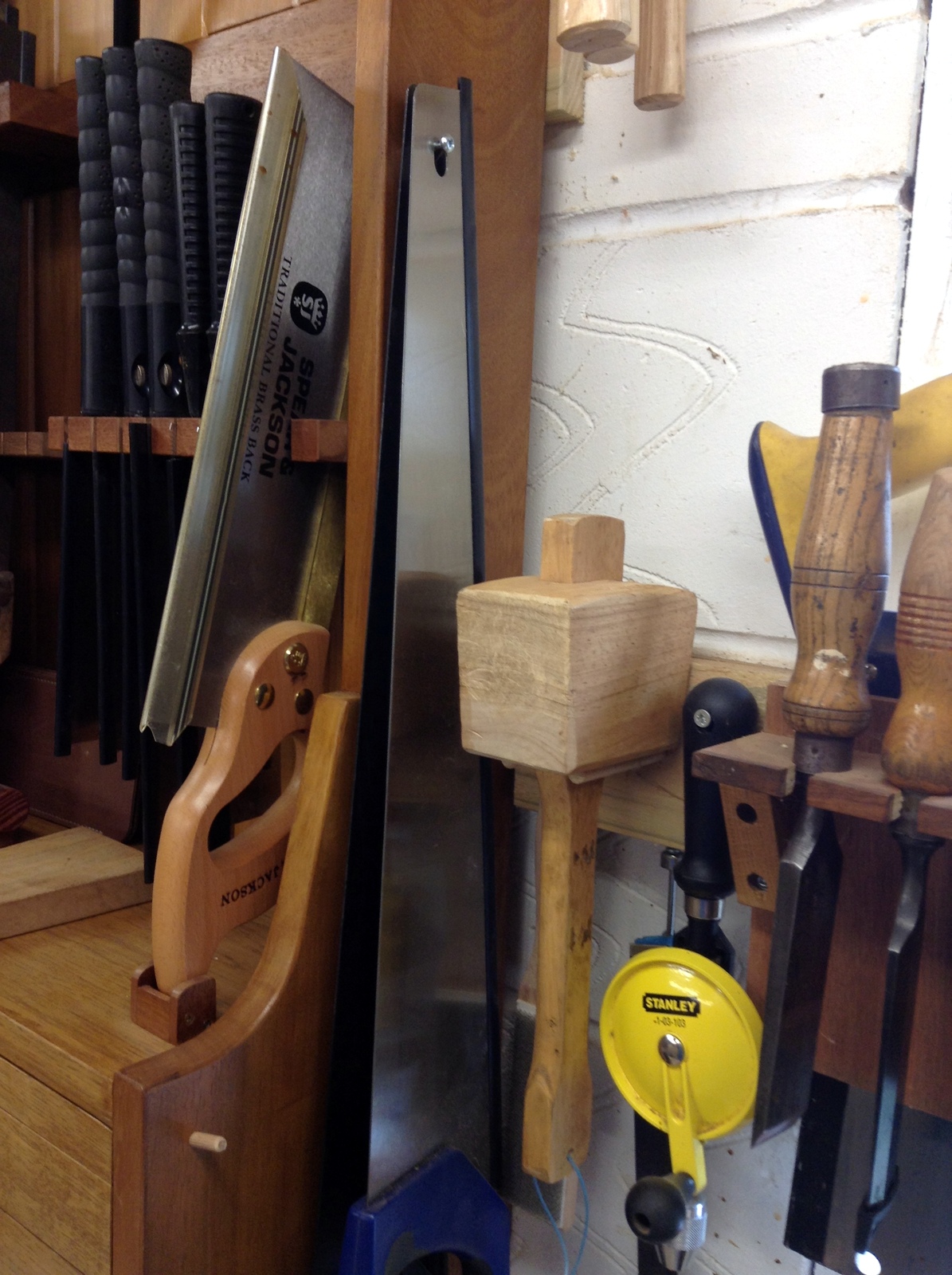 Guide to Storing Hand Saws on Wall Racks: Ultimate Space-Saving Tips